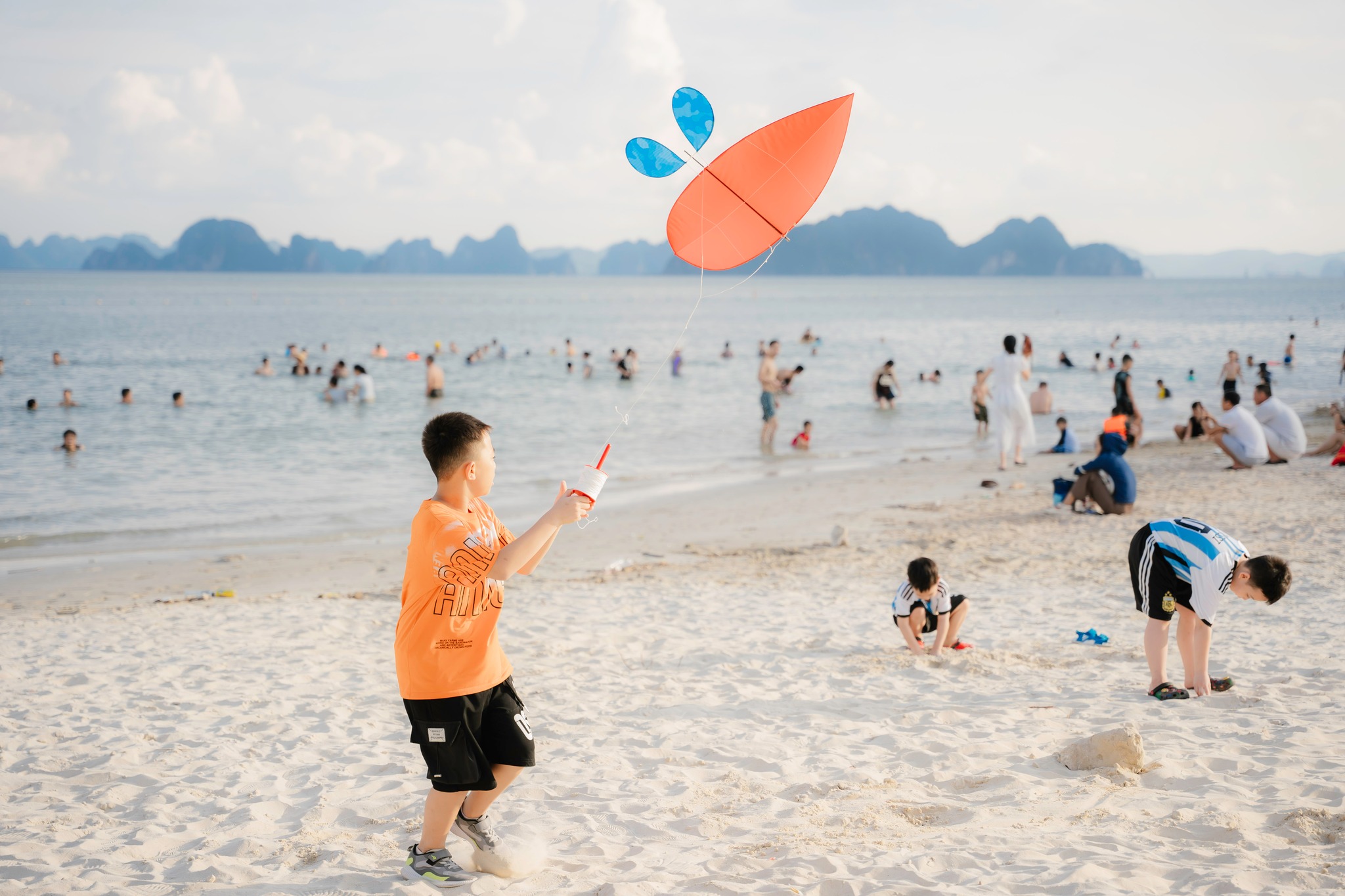 Lễ hội thả diều rực rỡ tại Phương Đông Vân Đồn – Hè về, cả bầu trời tuổi thơ lại bay lên