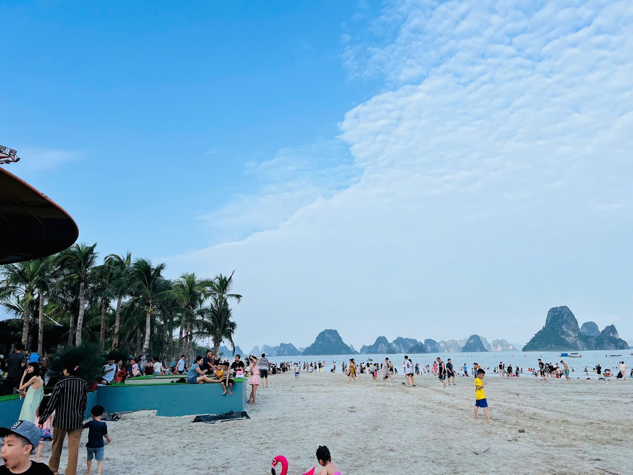Bãi tắm Phương Đông Vân Đồn