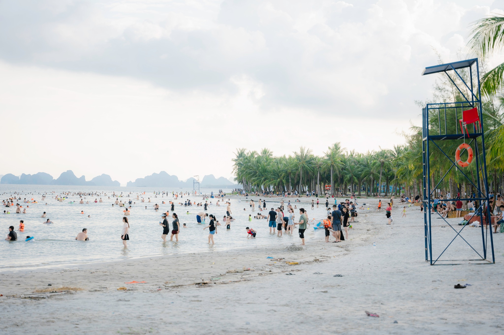 Review bãi tắm Phương Đông Vân Đồn