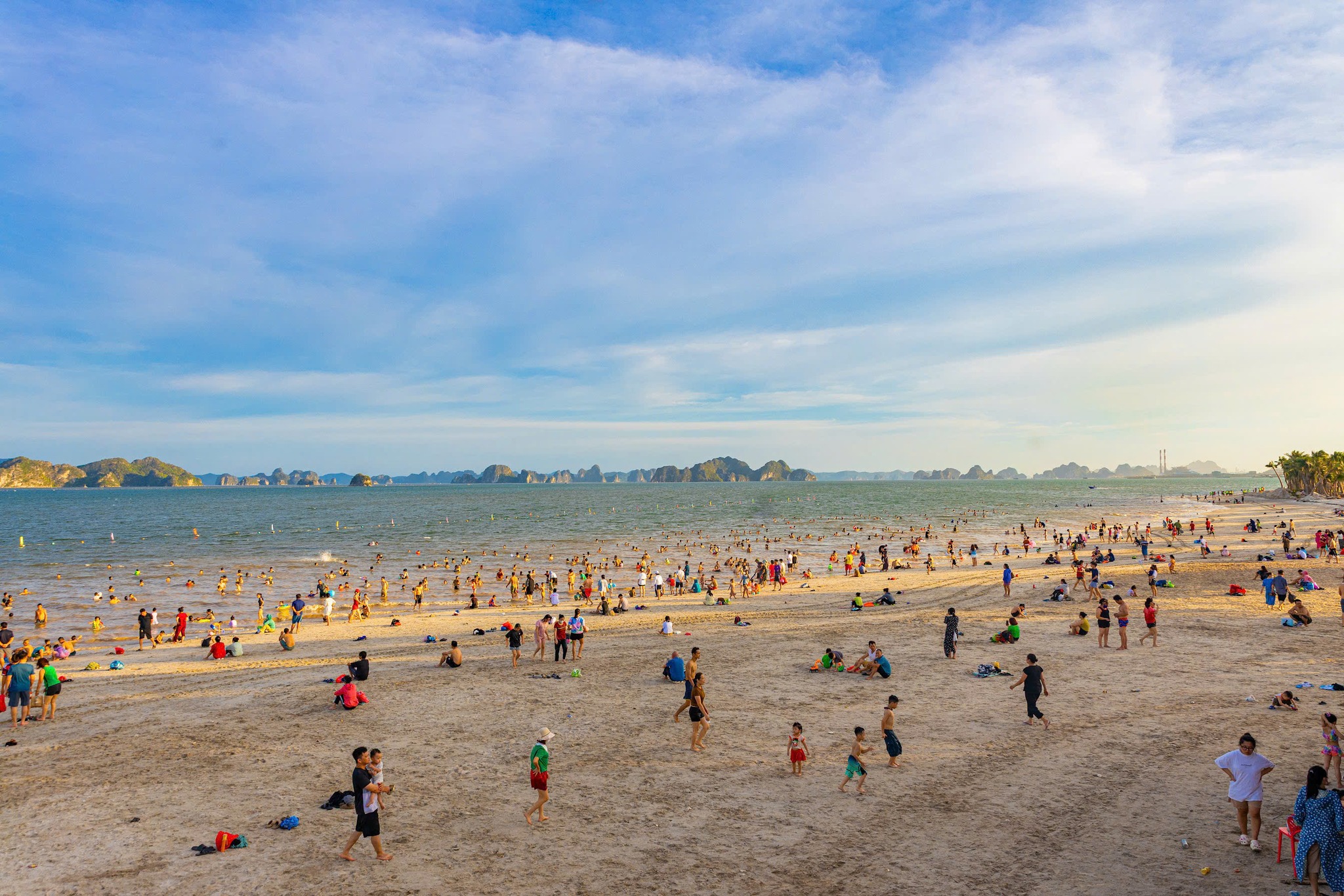 Bãi biển Phương Đông Vân Đồn