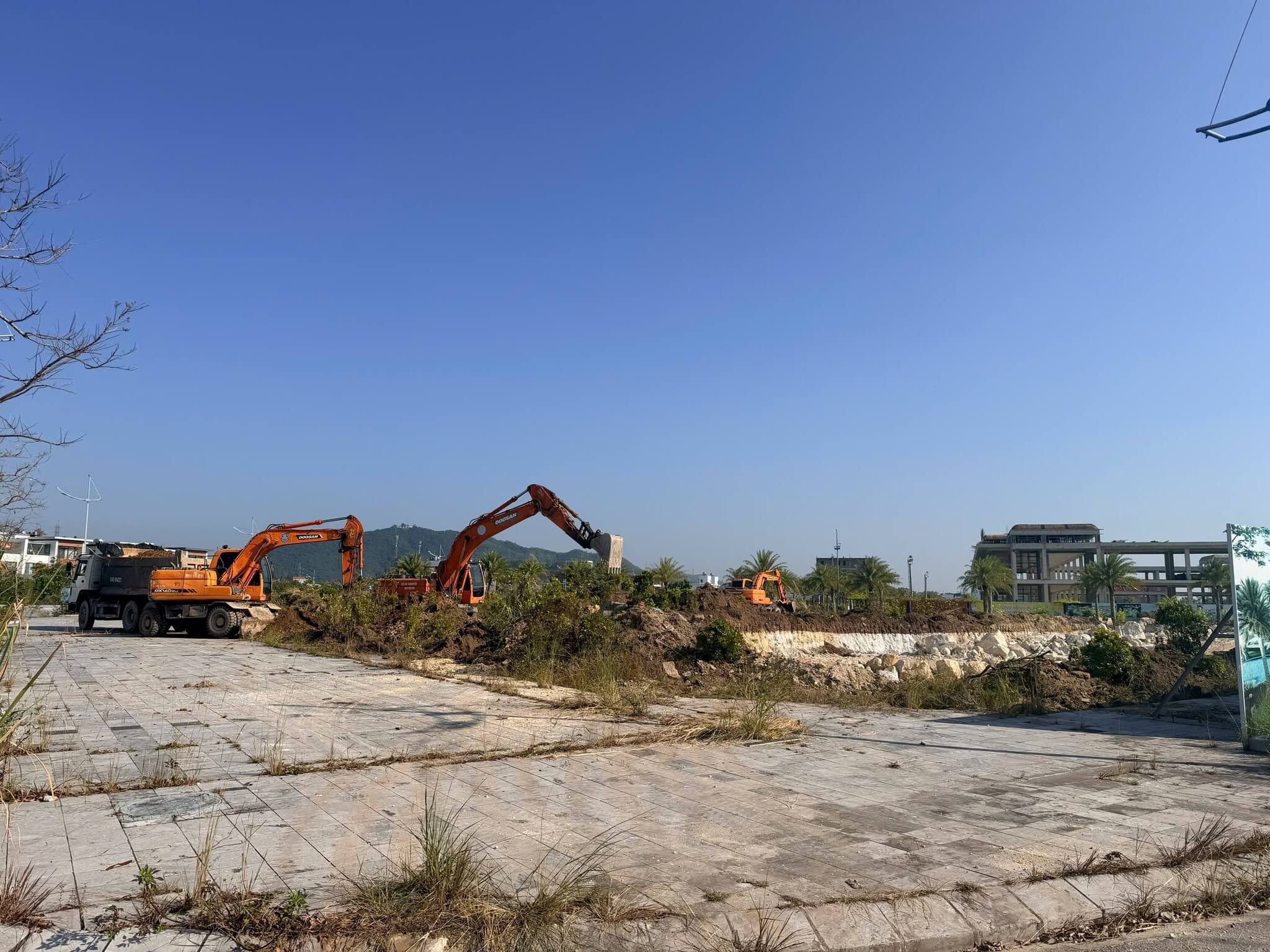Chủ đầu tư Phương Đông Vân Đồn san lấp mặt bằng chuẩn bị cho việc mở bán tổ hợp căn hộ Biển