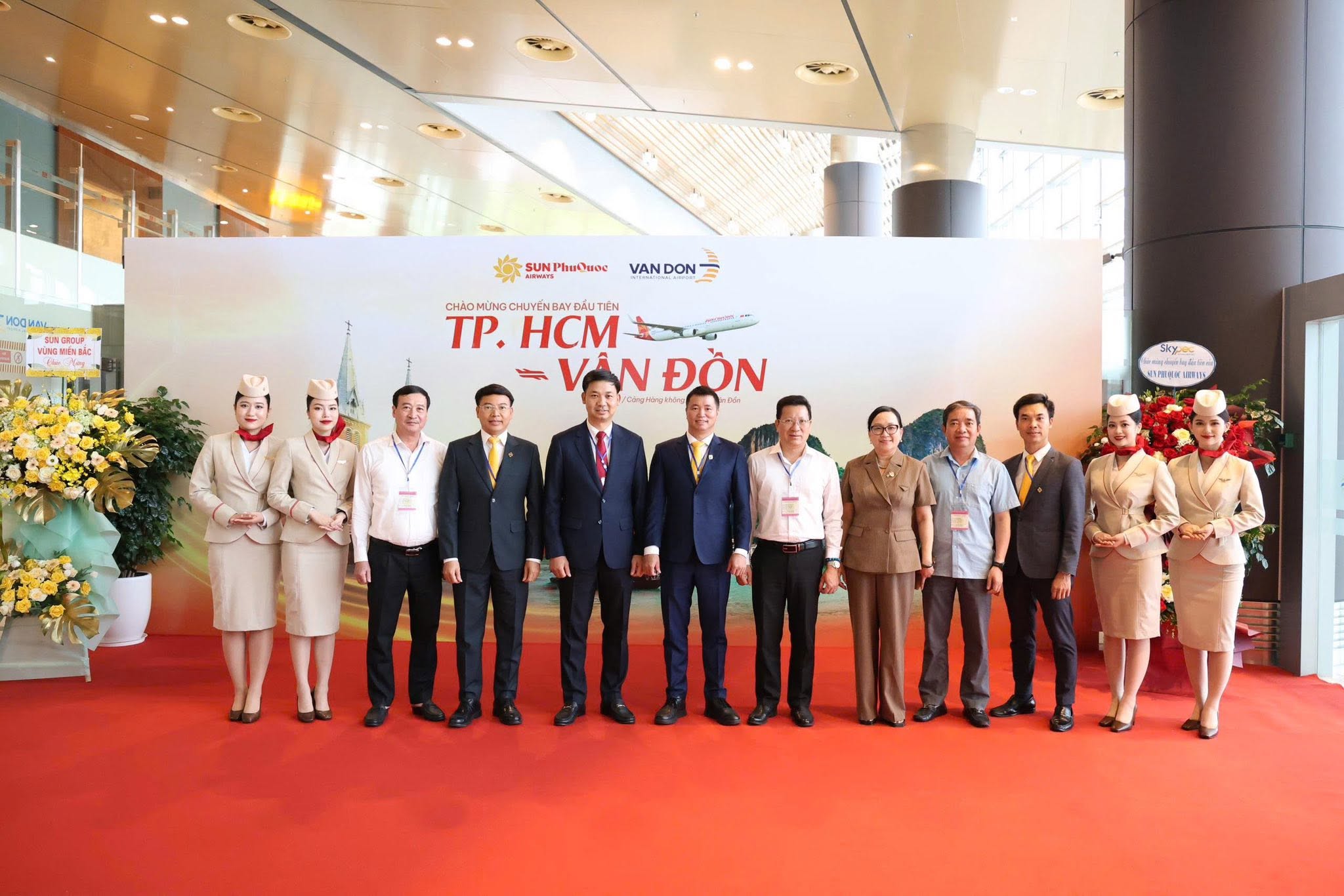 Hình ảnh phi hành đoàn trong chuyến bay khai trương