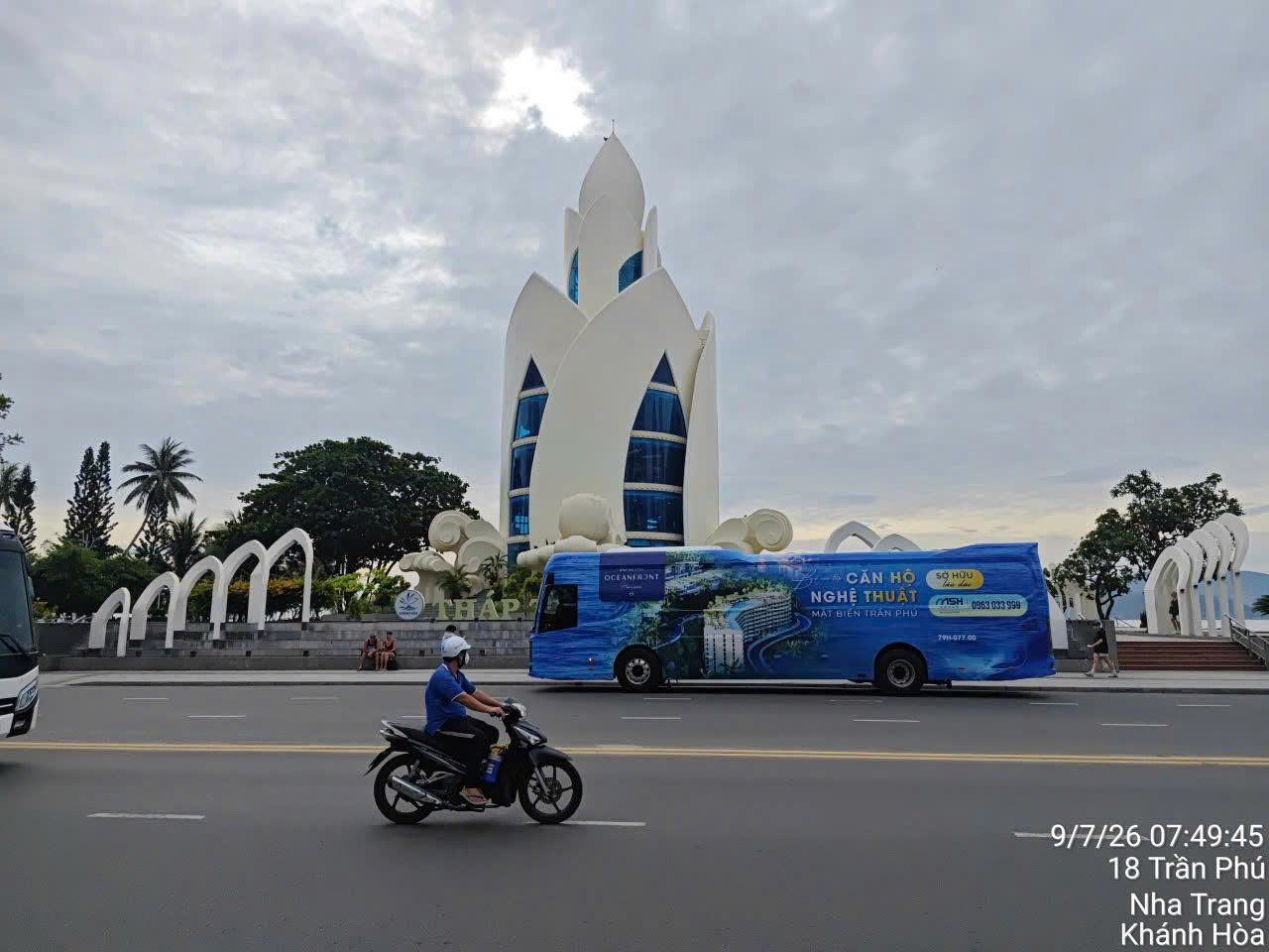 Roadshow Anh Nguyen Oceanfront Horizon