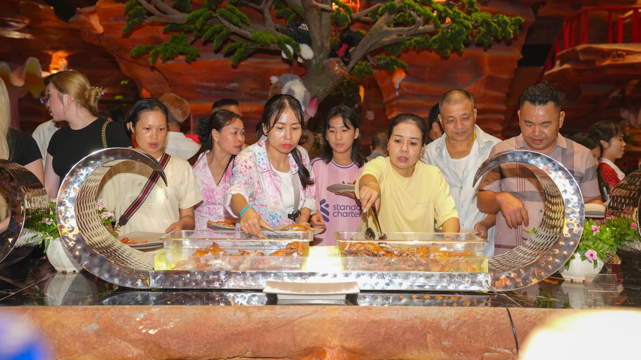  Khai trương nhà hàng buffet tối tại Phương Đông Vân Đồn 