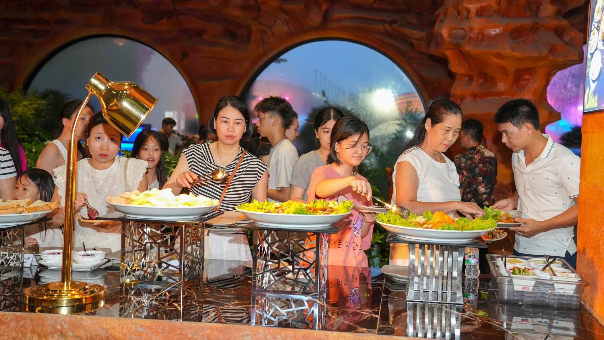  Khai trương nhà hàng buffet tối tại Phương Đông Vân Đồn 