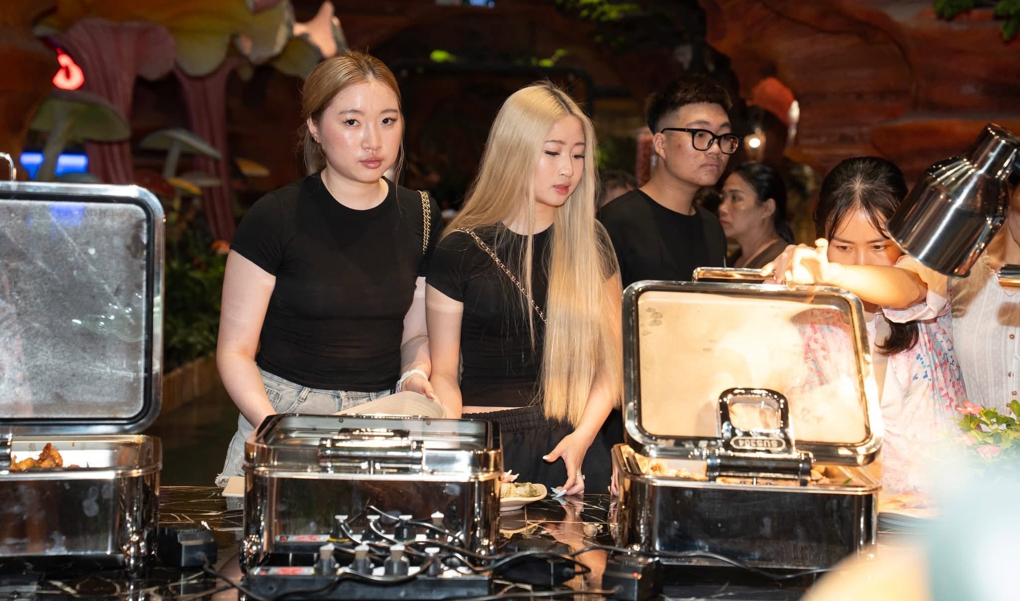  Khai trương nhà hàng buffet tối tại Phương Đông Vân Đồn 