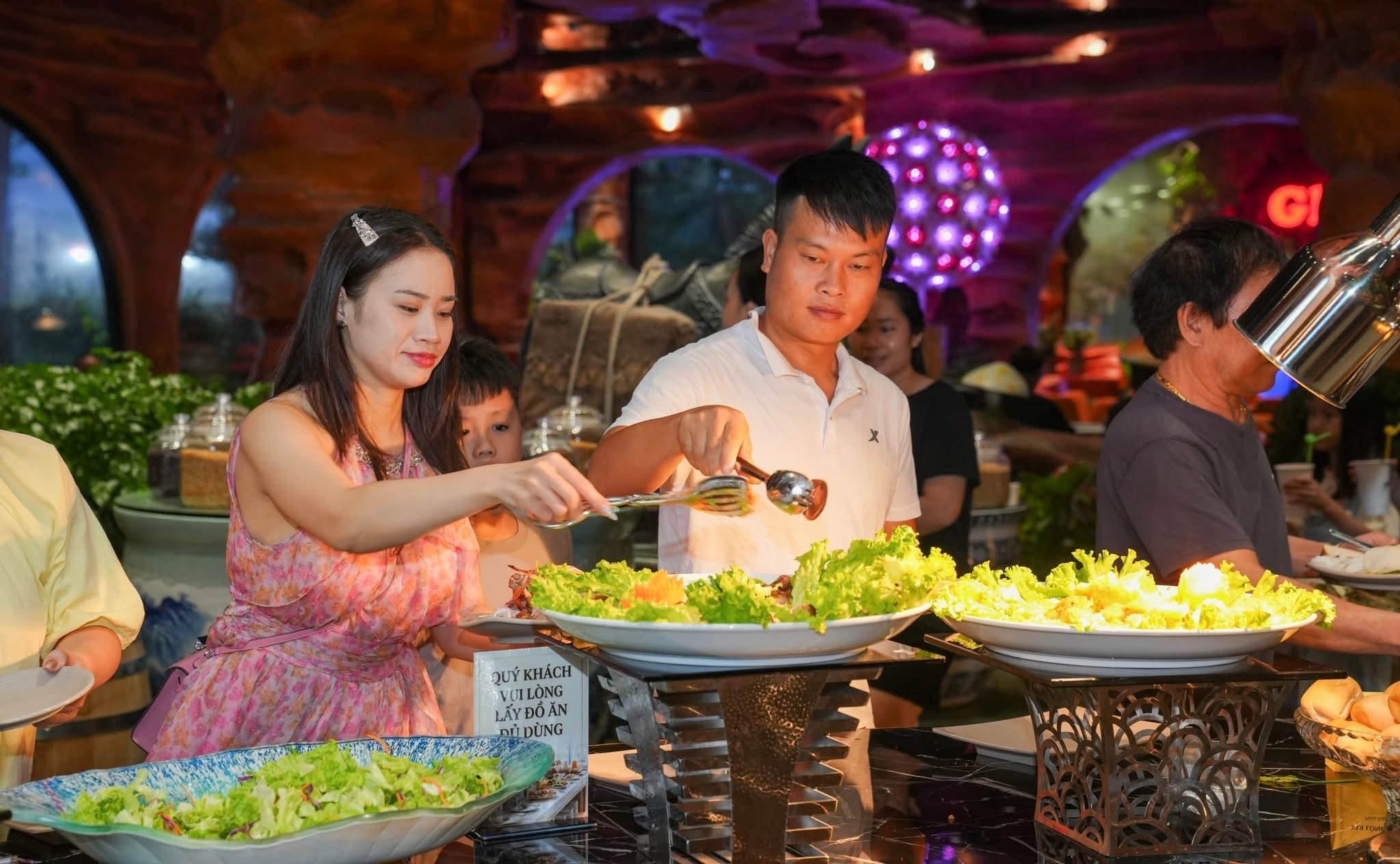  Khai trương nhà hàng buffet tối tại Phương Đông Vân Đồn 