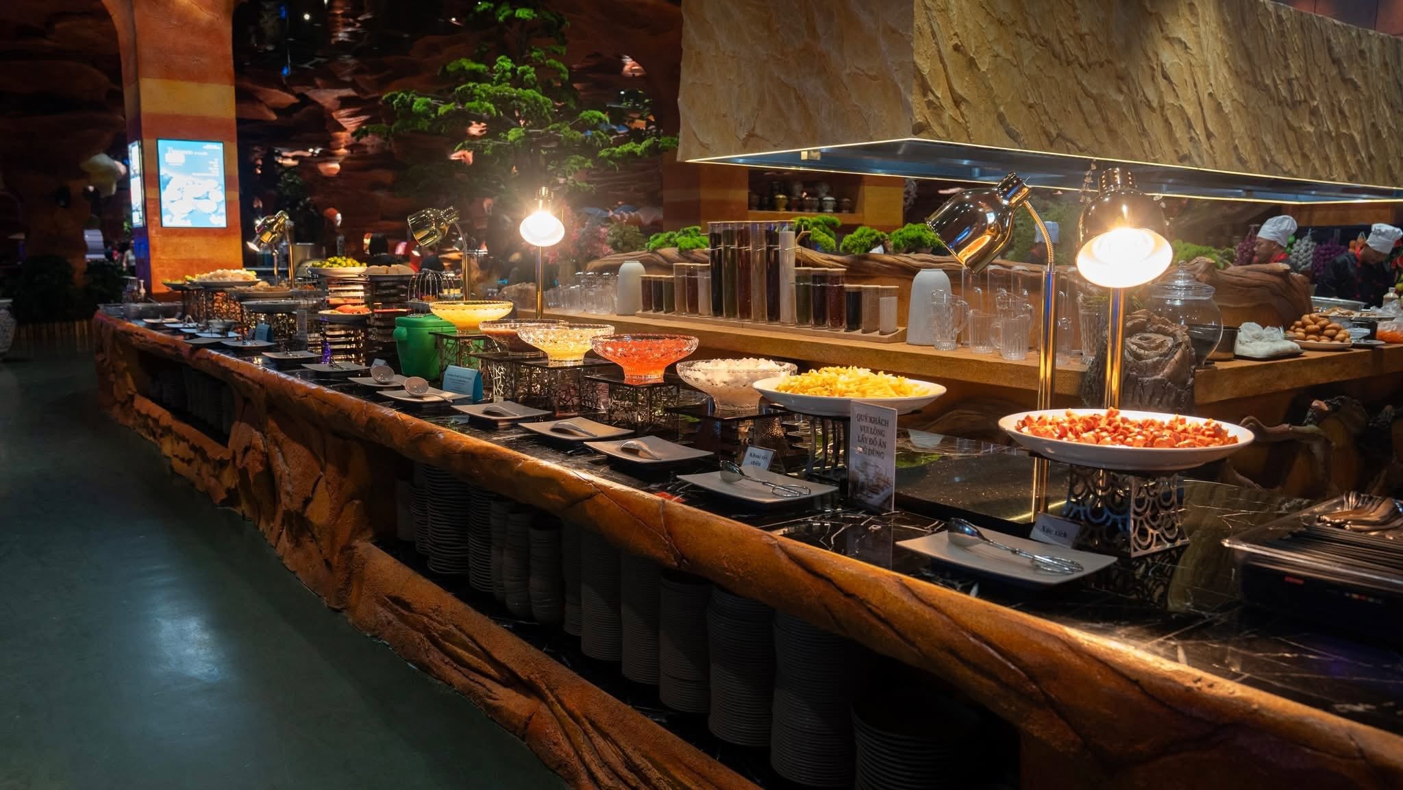  Khai trương nhà hàng buffet tối tại Phương Đông Vân Đồn 